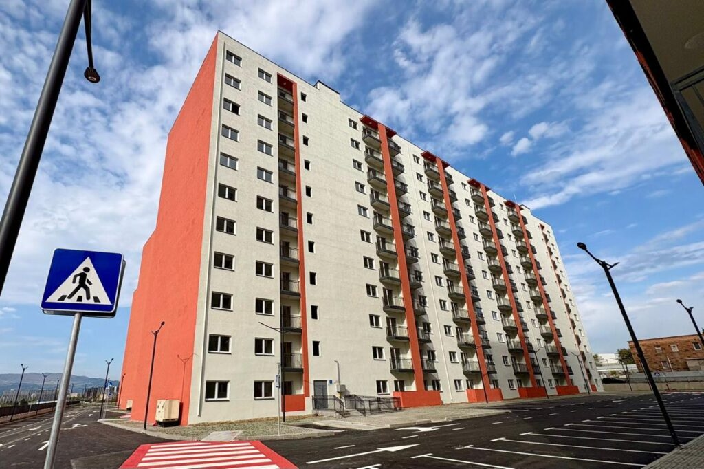 თვალჭრელიძის ქუჩაზე 762 დევნილ ოჯახს ბინა გადაეცა