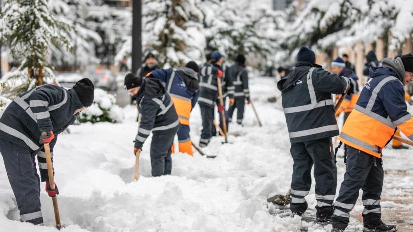 თბილისში გზებისა და ტროტუარების თოვლისგან გაწმენდა 24-საათიან რეჟიმში მიმდინარეობს – მერია