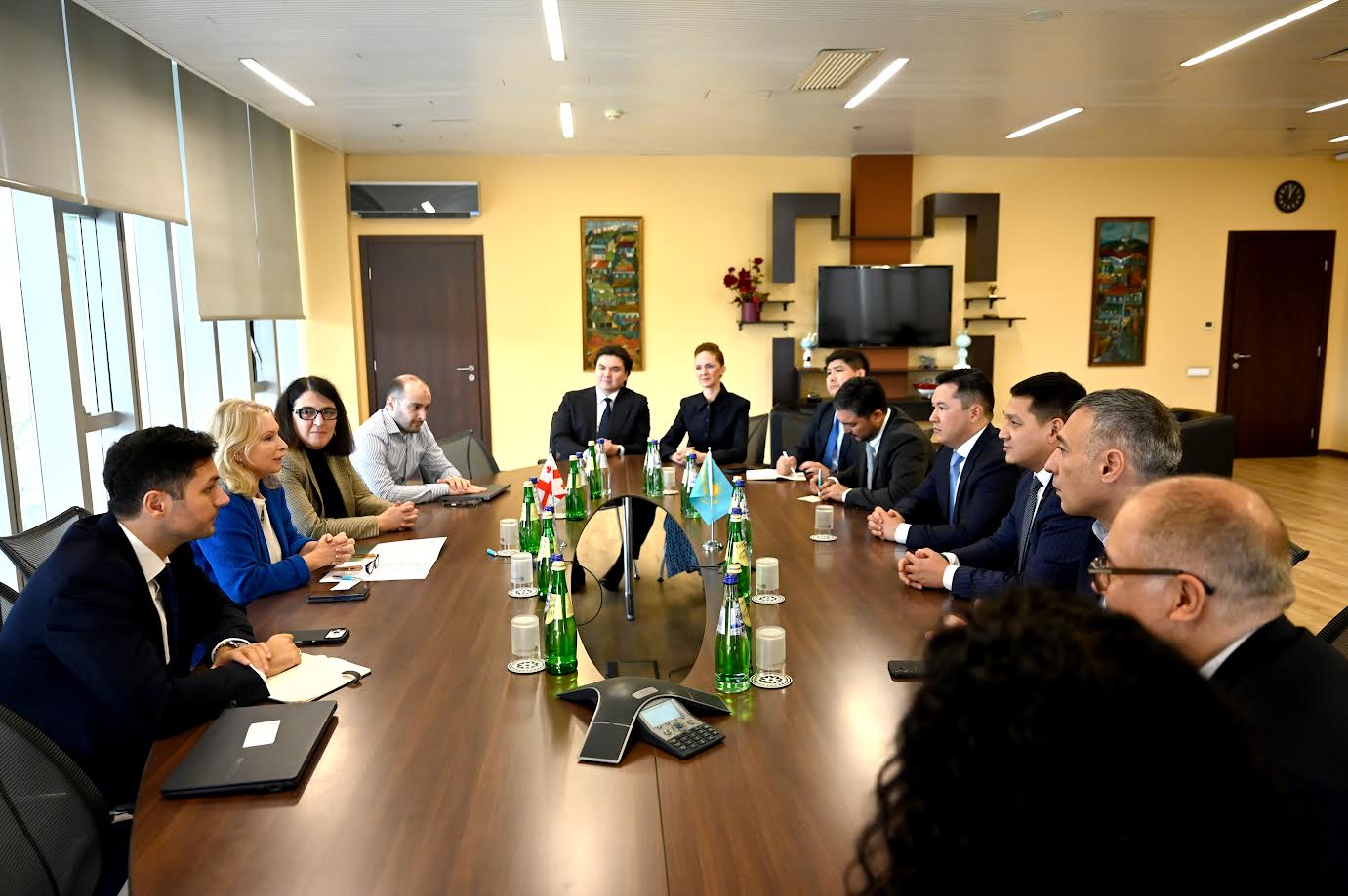 ნათია თურნავამ ასტანის საერთაშორისო ფინანსური ცენტრის მმართველ რენატ ბექტუროვთან შეხვედრა გამართა